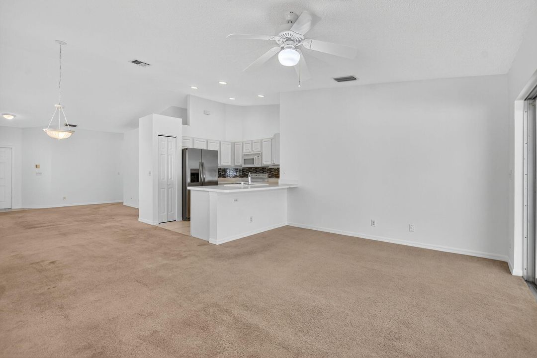 合同活跃: $450,000 (3 贝兹, 2 浴室, 1405 平方英尺)