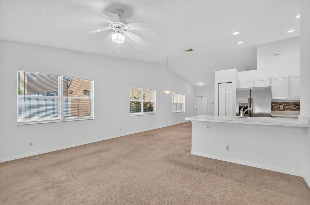 合同活跃: $450,000 (3 贝兹, 2 浴室, 1405 平方英尺)