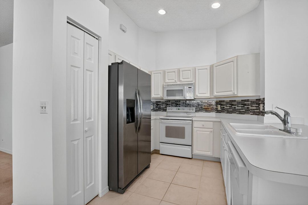 合同活跃: $450,000 (3 贝兹, 2 浴室, 1405 平方英尺)