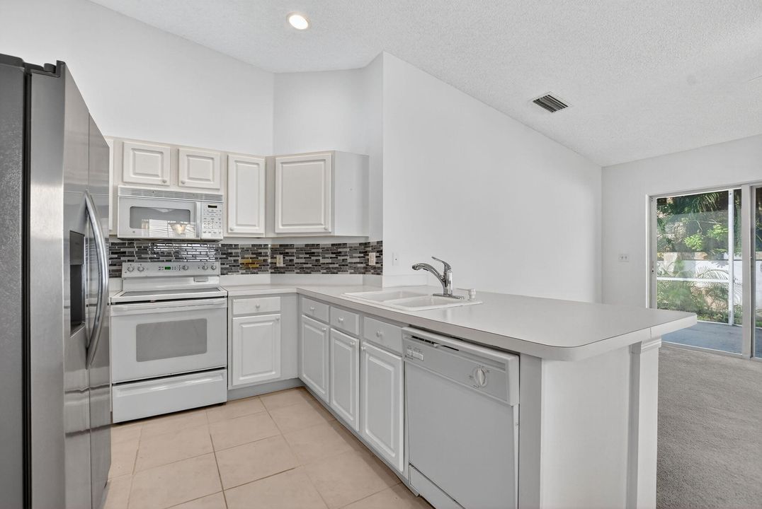 合同活跃: $450,000 (3 贝兹, 2 浴室, 1405 平方英尺)