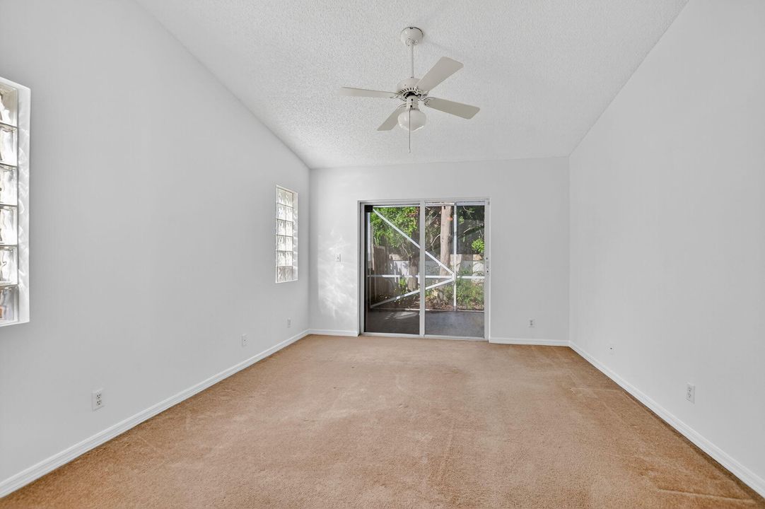 合同活跃: $450,000 (3 贝兹, 2 浴室, 1405 平方英尺)