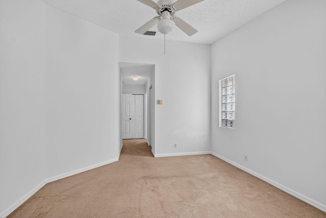 合同活跃: $450,000 (3 贝兹, 2 浴室, 1405 平方英尺)