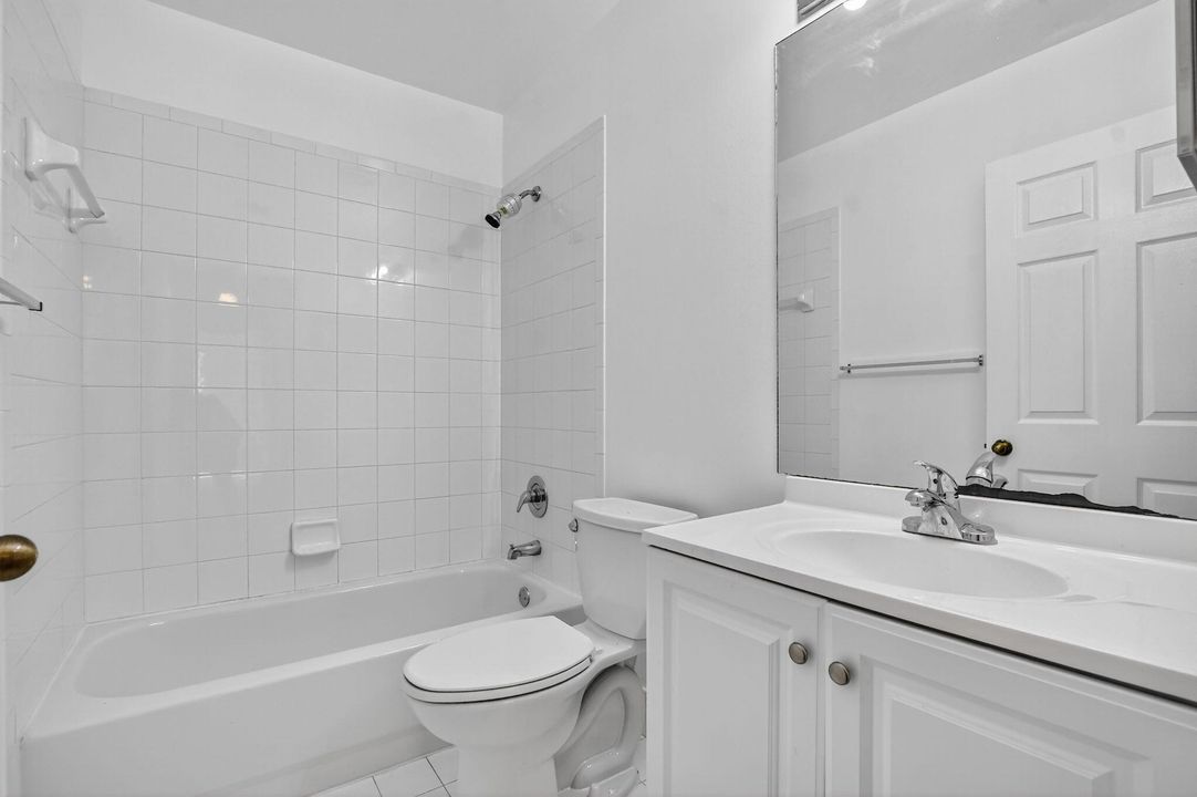 合同活跃: $450,000 (3 贝兹, 2 浴室, 1405 平方英尺)