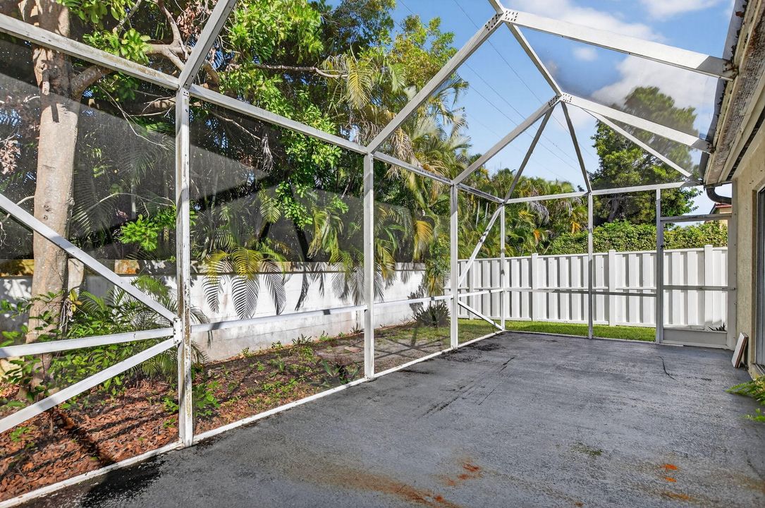 合同活跃: $450,000 (3 贝兹, 2 浴室, 1405 平方英尺)