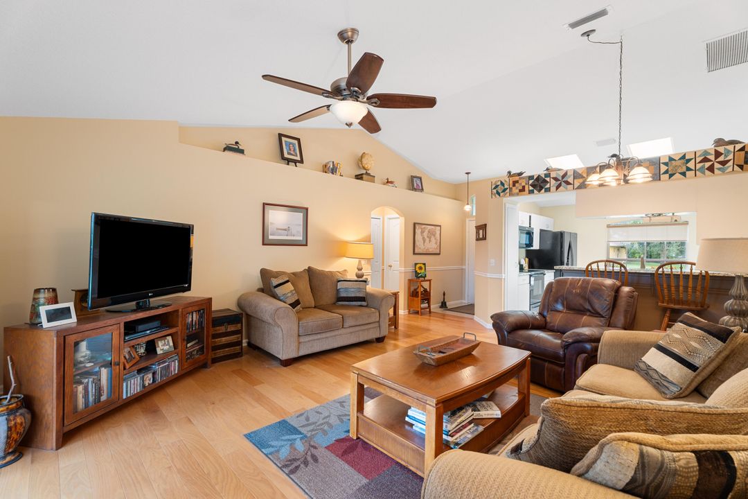 Под контрактом: $375,000 (3 спален, 2 ванн, 1201 Квадратных фут)