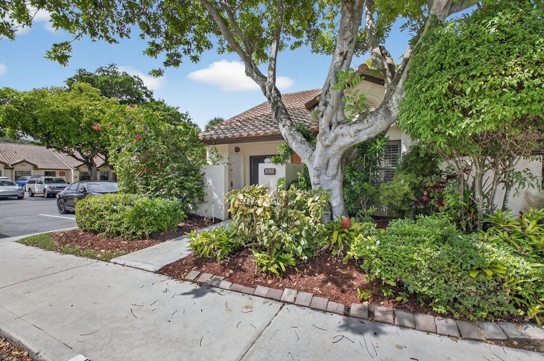 Под контрактом: $374,999 (2 спален, 2 ванн, 1056 Квадратных фут)