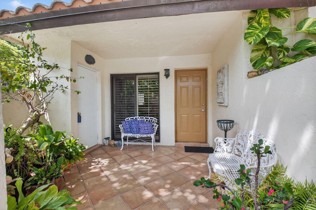 Под контрактом: $374,999 (2 спален, 2 ванн, 1056 Квадратных фут)