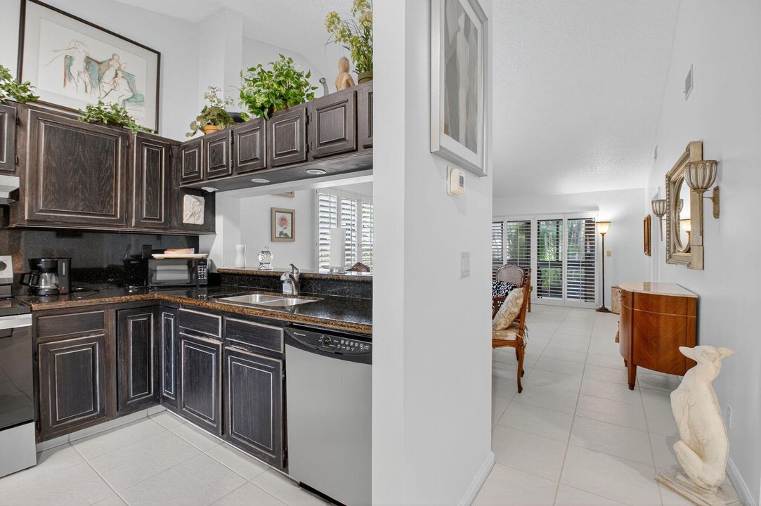 Под контрактом: $374,999 (2 спален, 2 ванн, 1056 Квадратных фут)