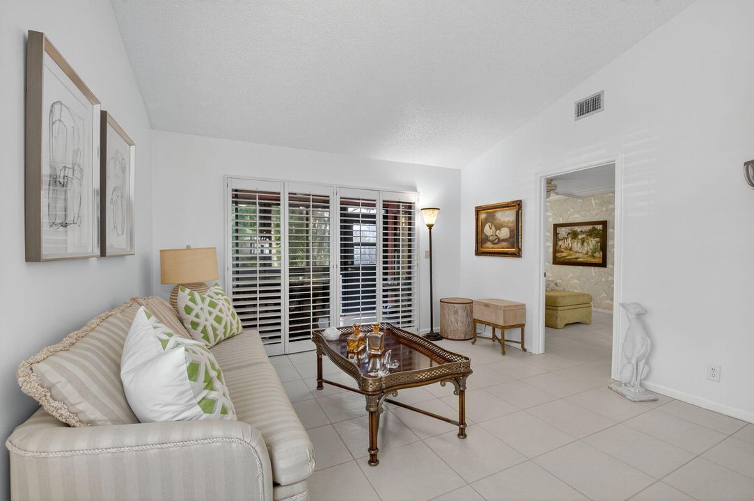 Под контрактом: $374,999 (2 спален, 2 ванн, 1056 Квадратных фут)