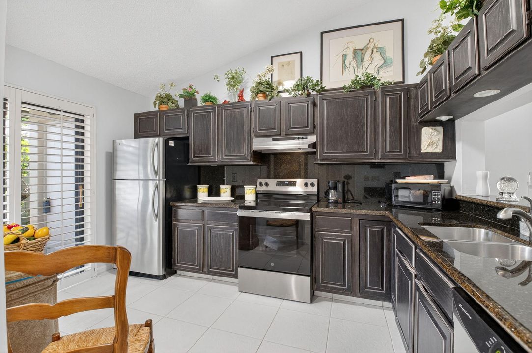 Под контрактом: $374,999 (2 спален, 2 ванн, 1056 Квадратных фут)