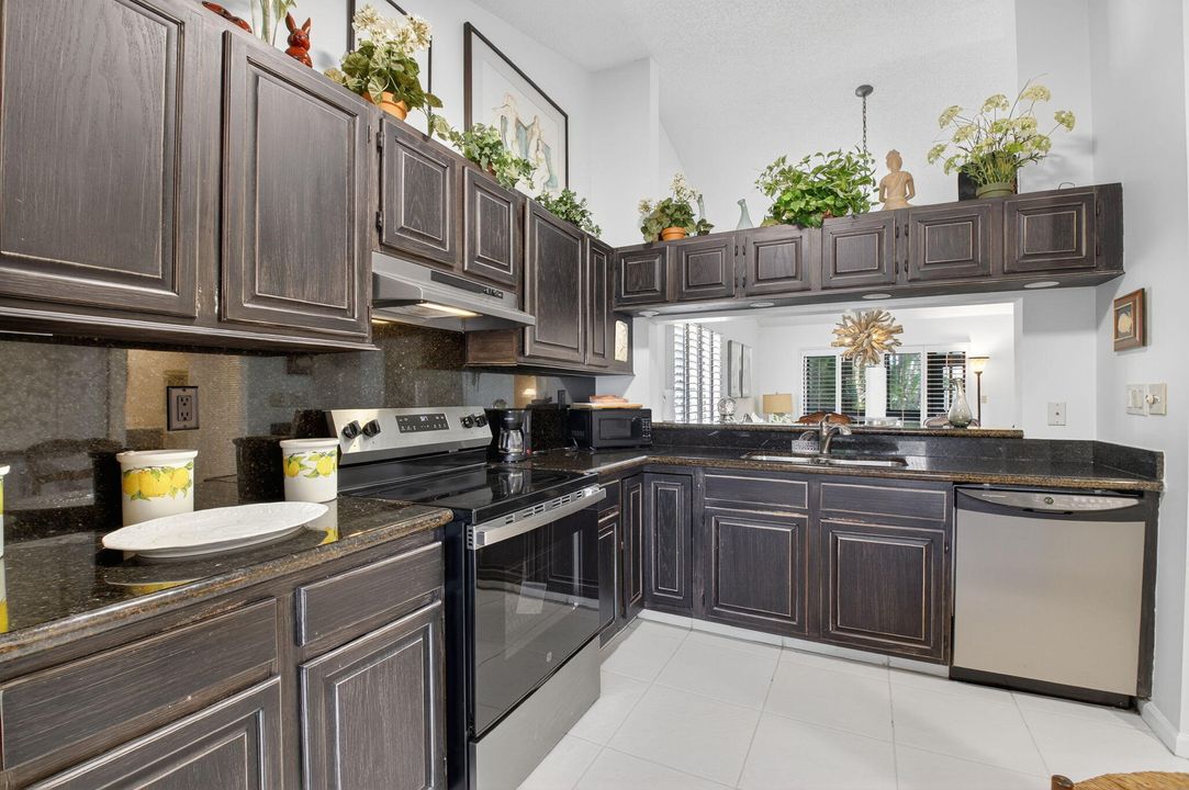 Под контрактом: $374,999 (2 спален, 2 ванн, 1056 Квадратных фут)