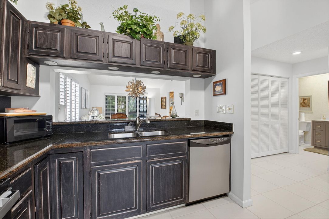 Под контрактом: $374,999 (2 спален, 2 ванн, 1056 Квадратных фут)