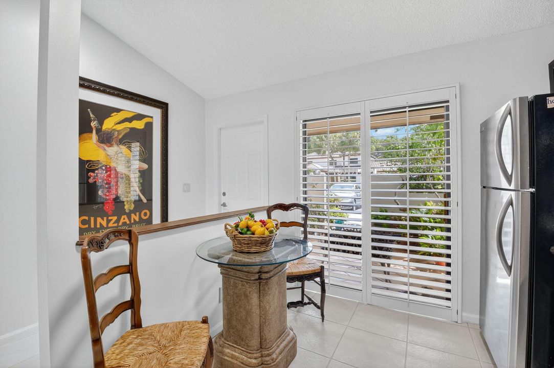 Под контрактом: $374,999 (2 спален, 2 ванн, 1056 Квадратных фут)