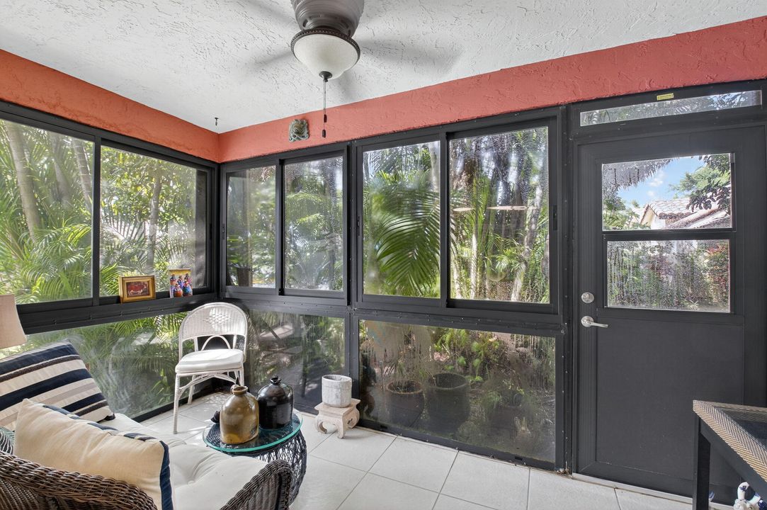 Под контрактом: $374,999 (2 спален, 2 ванн, 1056 Квадратных фут)