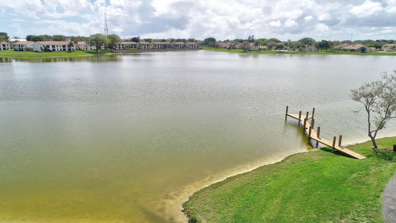 Под контрактом: $374,999 (2 спален, 2 ванн, 1056 Квадратных фут)