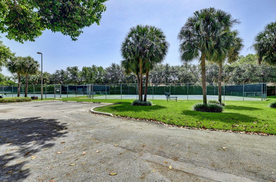 Под контрактом: $374,999 (2 спален, 2 ванн, 1056 Квадратных фут)