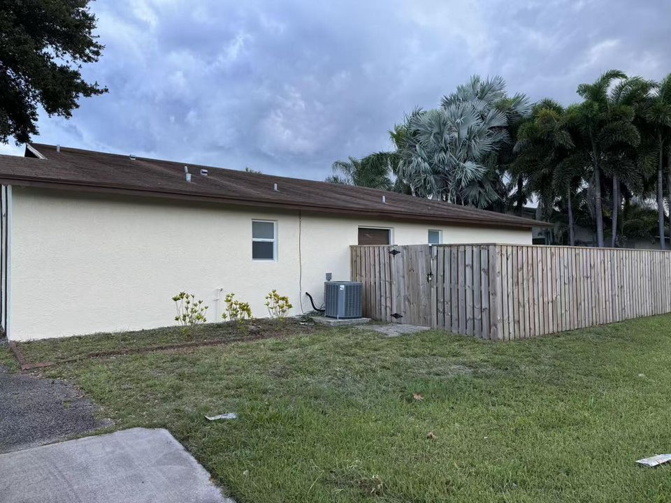 Active With Contract: $385,000 (3 beds, 2 baths, 1300 Square Feet)