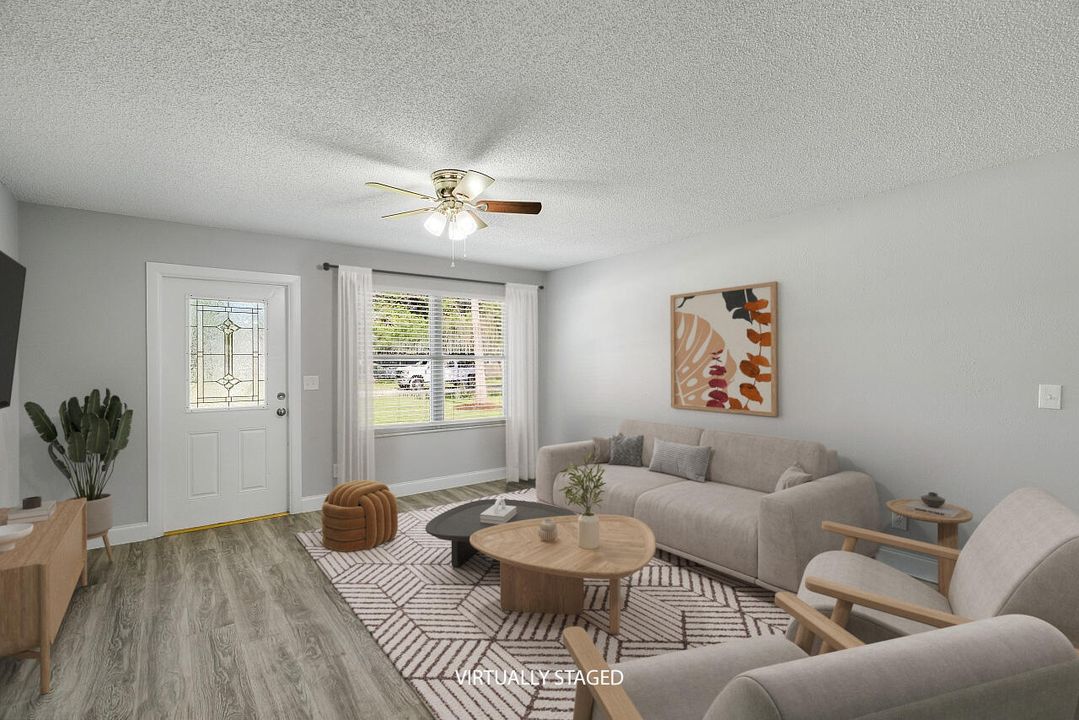 Activo con contrato: $315,000 (3 camas, 2 baños, 1407 Pies cuadrados)