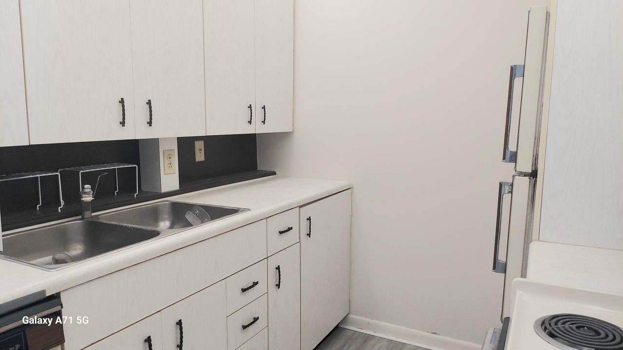 待售: $120,000 (1 贝兹, 1 浴室, 738 平方英尺)