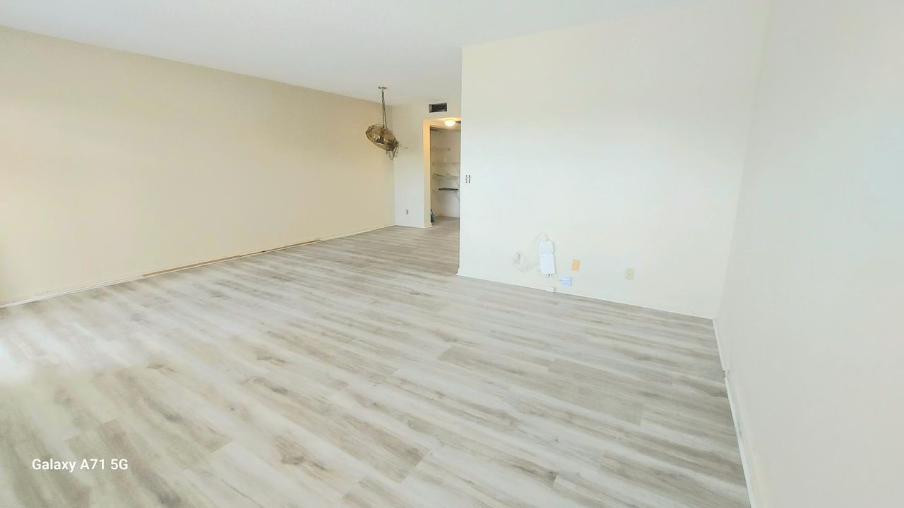 待售: $120,000 (1 贝兹, 1 浴室, 738 平方英尺)