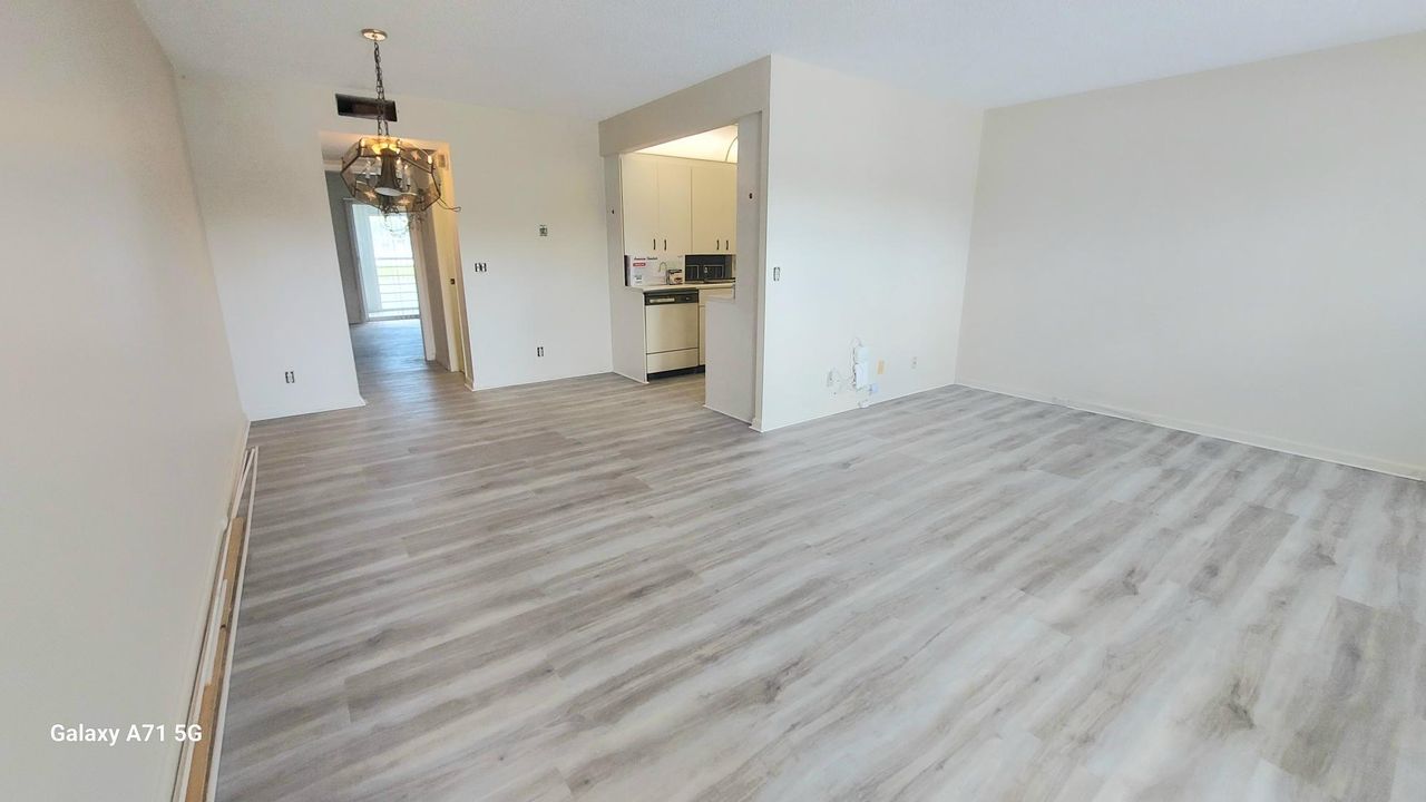 待售: $120,000 (1 贝兹, 1 浴室, 738 平方英尺)