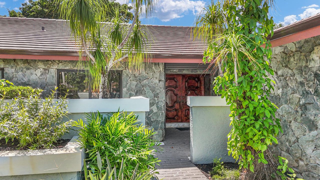 Active With Contract: $995,000 (3 beds, 2 baths, 2529 Square Feet)