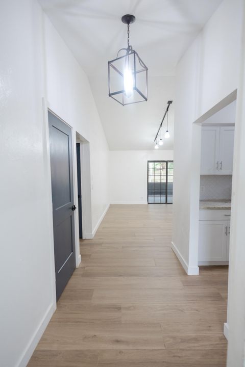 合同活跃: $549,900 (3 贝兹, 2 浴室, 1879 平方英尺)