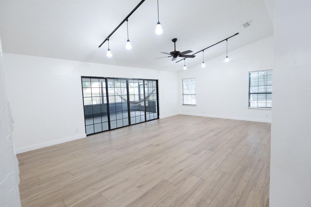 合同活跃: $549,900 (3 贝兹, 2 浴室, 1879 平方英尺)