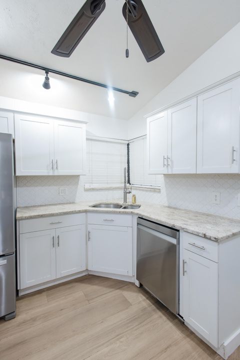 合同活跃: $549,900 (3 贝兹, 2 浴室, 1879 平方英尺)