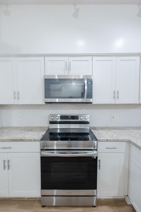 合同活跃: $549,900 (3 贝兹, 2 浴室, 1879 平方英尺)