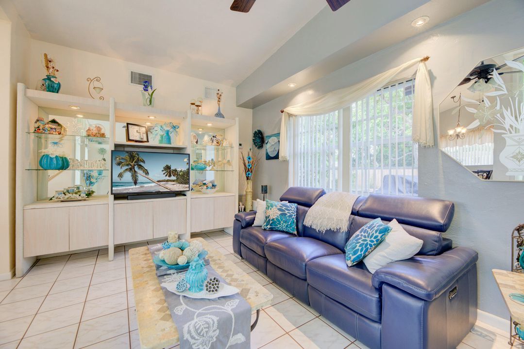 For Sale: $390,000 (3 beds, 1 baths, 1045 Square Feet)