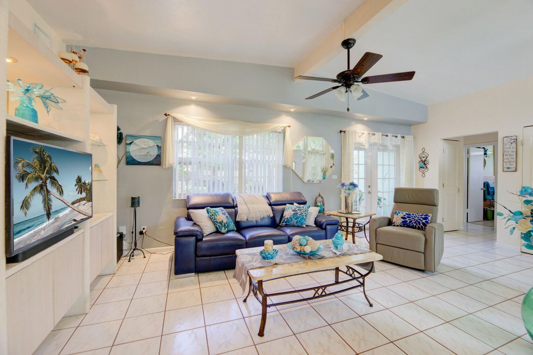 For Sale: $390,000 (3 beds, 1 baths, 1045 Square Feet)