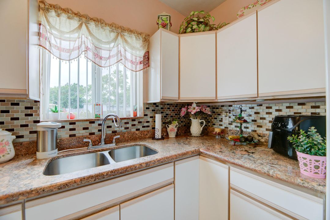 For Sale: $390,000 (3 beds, 1 baths, 1045 Square Feet)