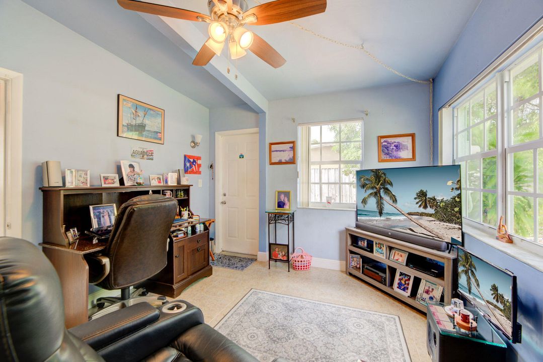 For Sale: $390,000 (3 beds, 1 baths, 1045 Square Feet)