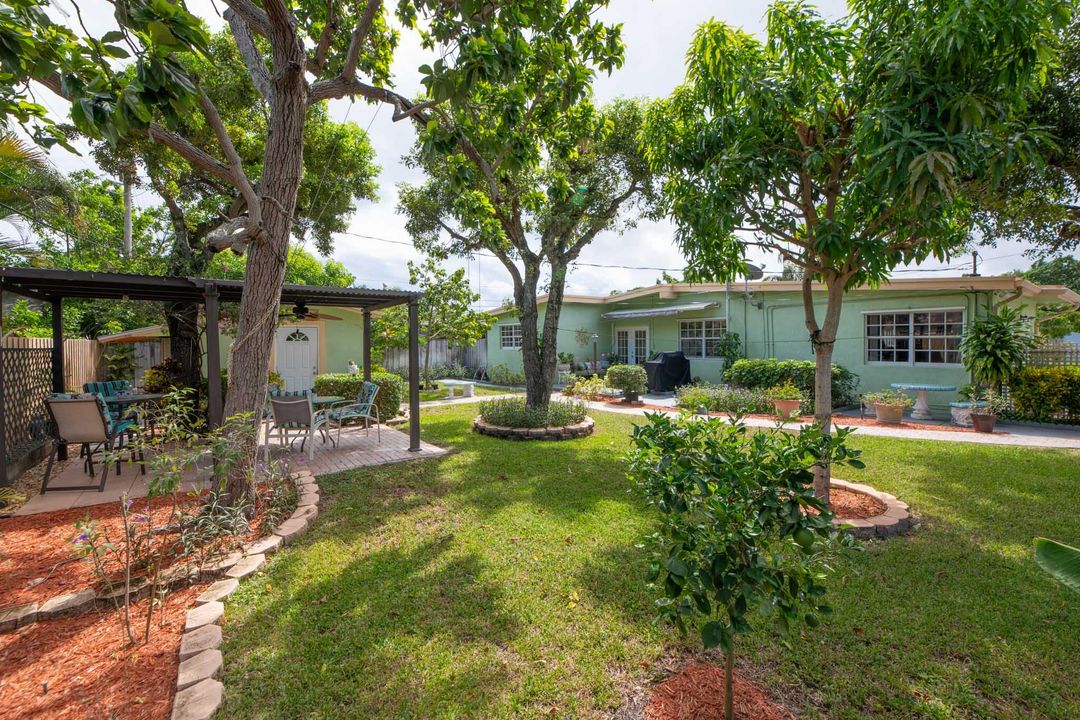 For Sale: $390,000 (3 beds, 1 baths, 1045 Square Feet)