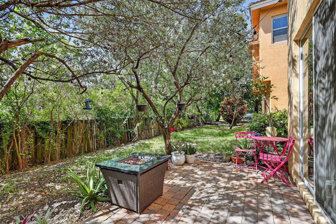 Activo con contrato: $278,000 (2 camas, 2 baños, 1199 Pies cuadrados)