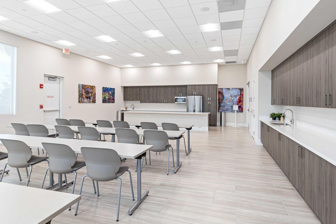 Под контрактом: $418,900 (2 спален, 2 ванн, 1599 Квадратных фут)