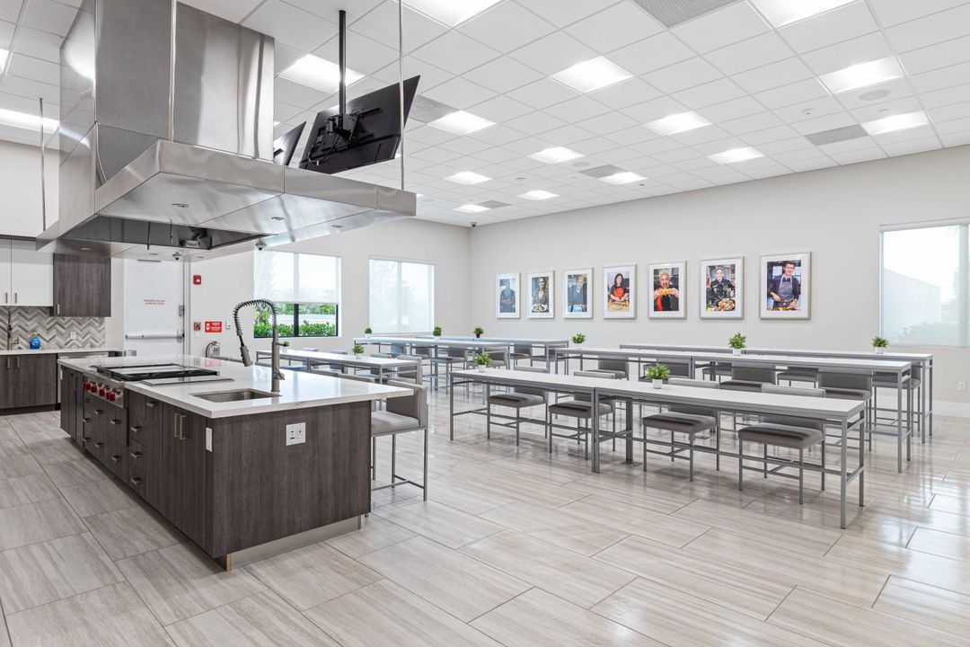 Под контрактом: $418,900 (2 спален, 2 ванн, 1599 Квадратных фут)