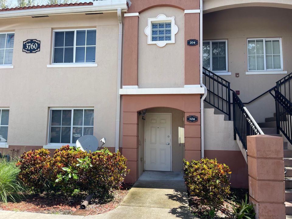 Recently Rented: $1,875 (2 beds, 2 baths, 883 Square Feet)