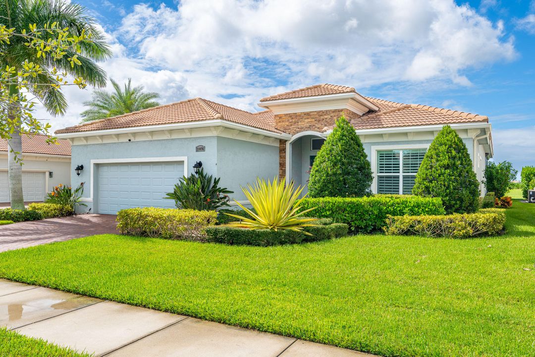 For Sale: $849,000 (3 beds, 3 baths, 3000 Square Feet)