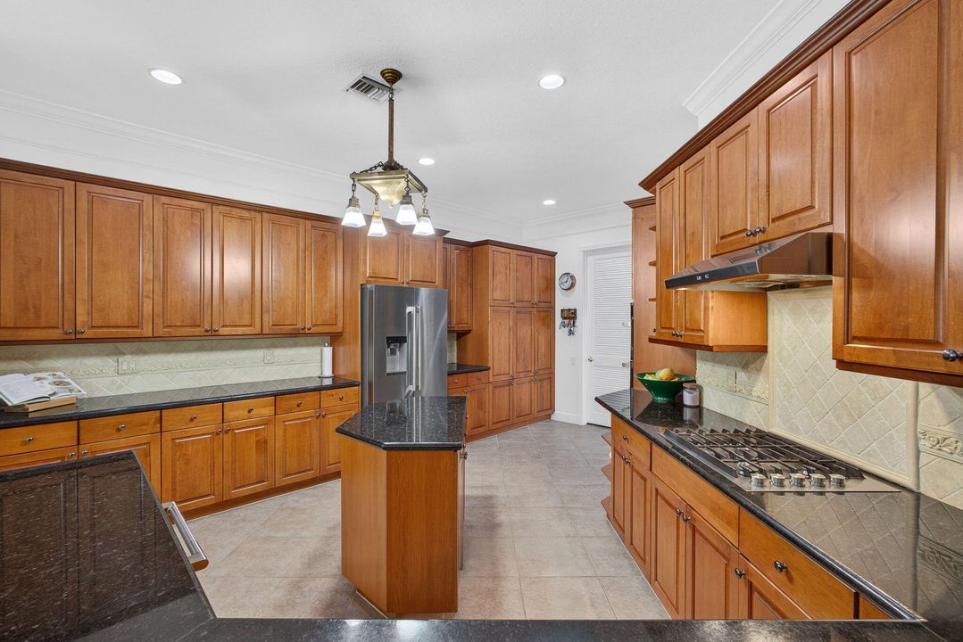 Activo con contrato: $1,699,000 (5 camas, 4 baños, 4097 Pies cuadrados)