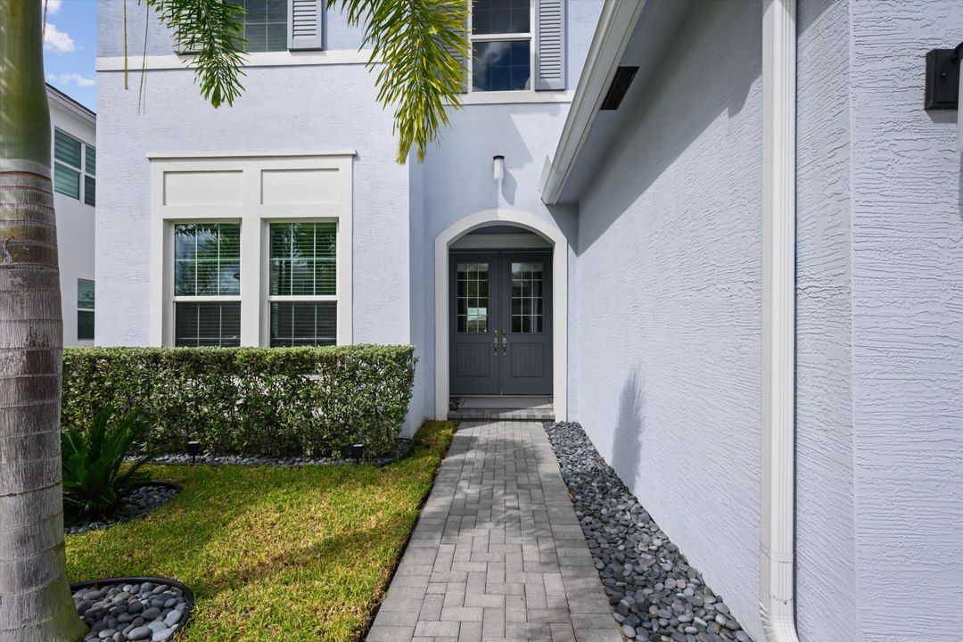 Active With Contract: $1,249,990 (6 beds, 4 baths, 4187 Square Feet)