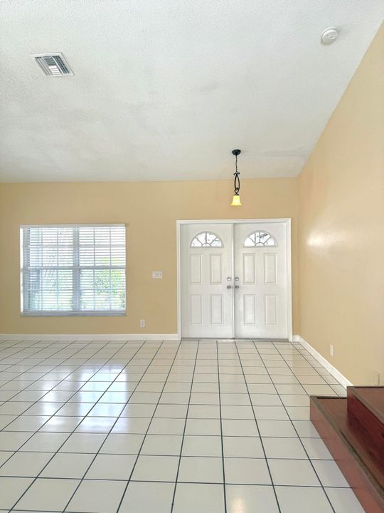 合同活跃: $3,500 (3 贝兹, 2 浴室, 1985 平方英尺)