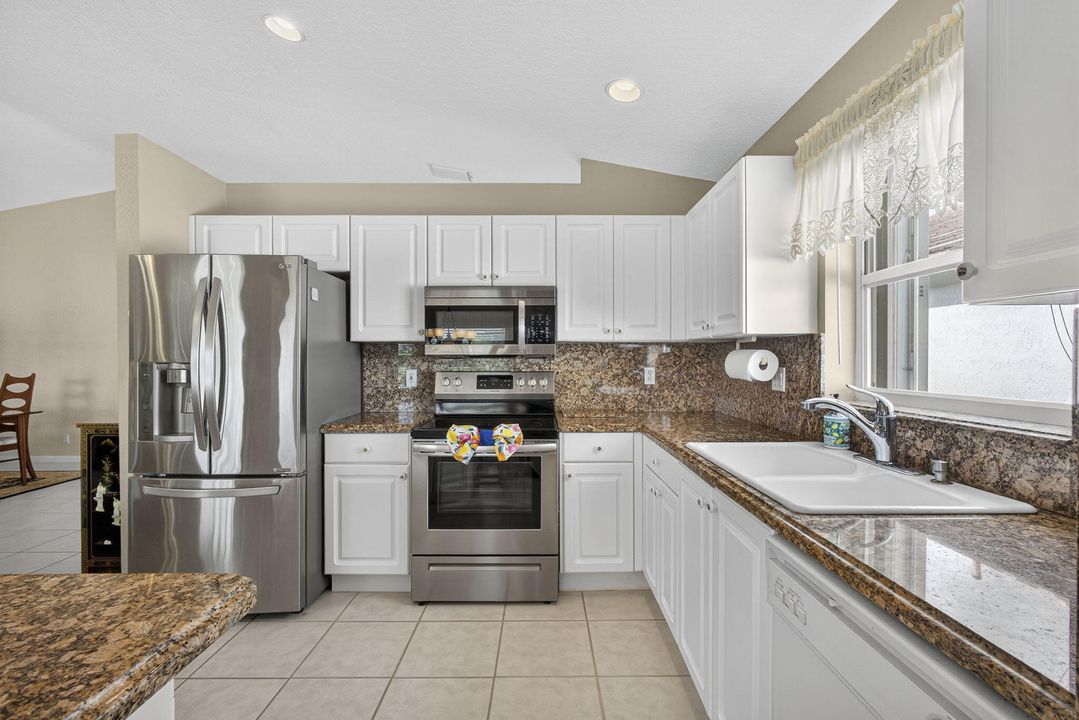 Под контрактом: $650,000 (3 спален, 2 ванн, 1976 Квадратных фут)