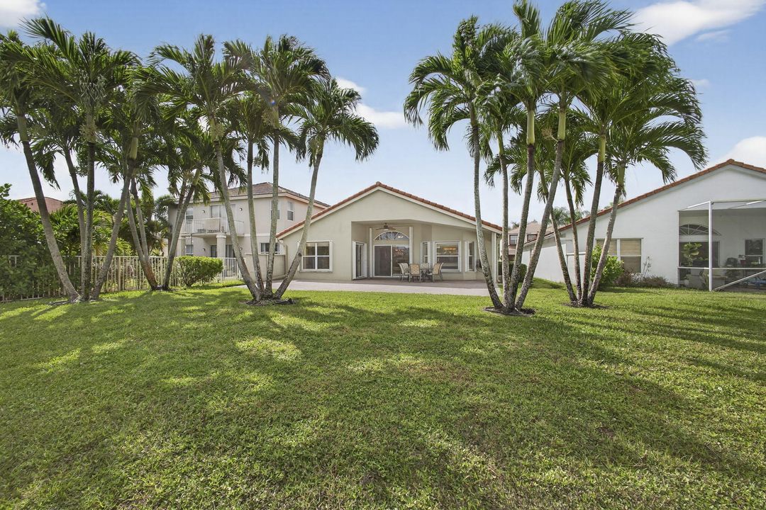 Под контрактом: $650,000 (3 спален, 2 ванн, 1976 Квадратных фут)