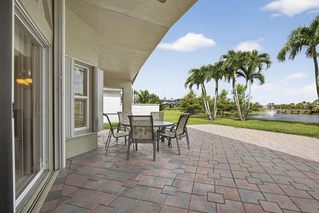 Под контрактом: $650,000 (3 спален, 2 ванн, 1976 Квадратных фут)