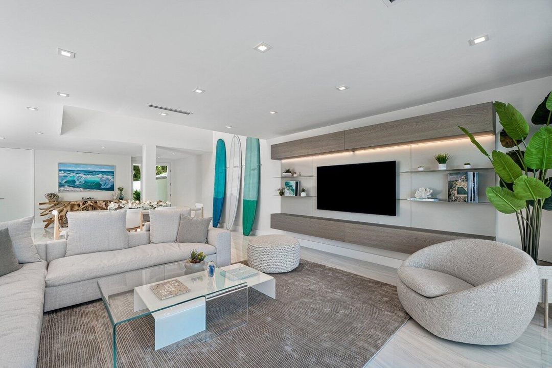 出租: $20,000 (4 贝兹, 4 浴室, 2949 平方英尺)