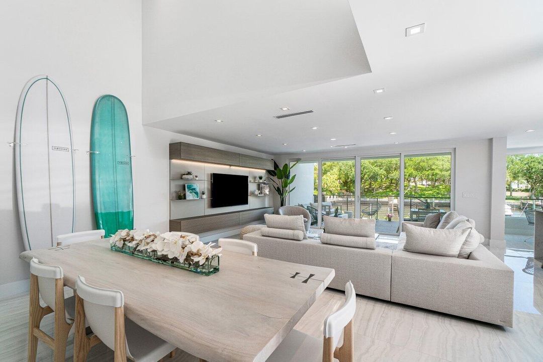 出租: $20,000 (4 贝兹, 4 浴室, 2949 平方英尺)