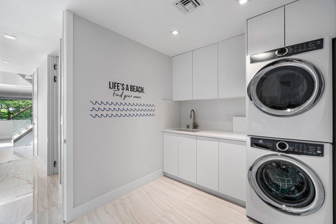 出租: $20,000 (4 贝兹, 4 浴室, 2949 平方英尺)