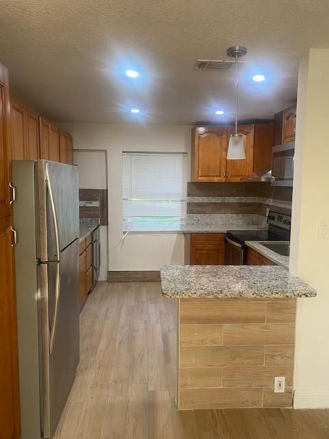 出租: $1,600 (2 贝兹, 1 浴室, 868 平方英尺)